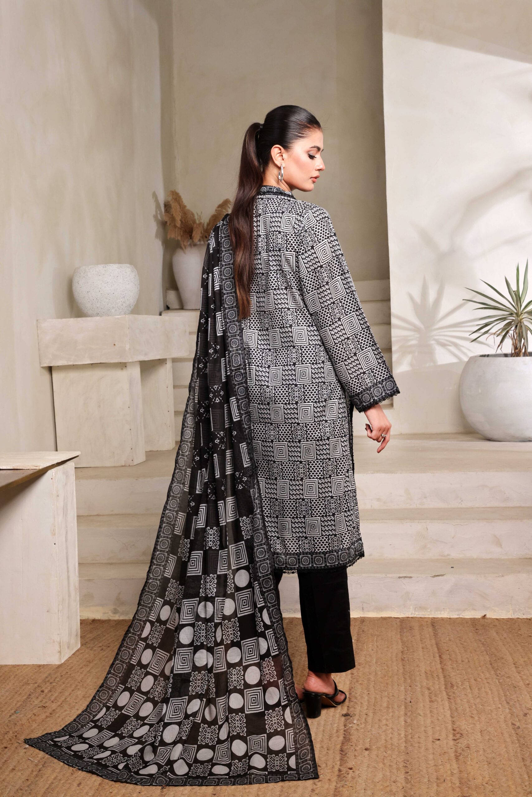 Black & White Lawn Collection Vol.1 – D04
